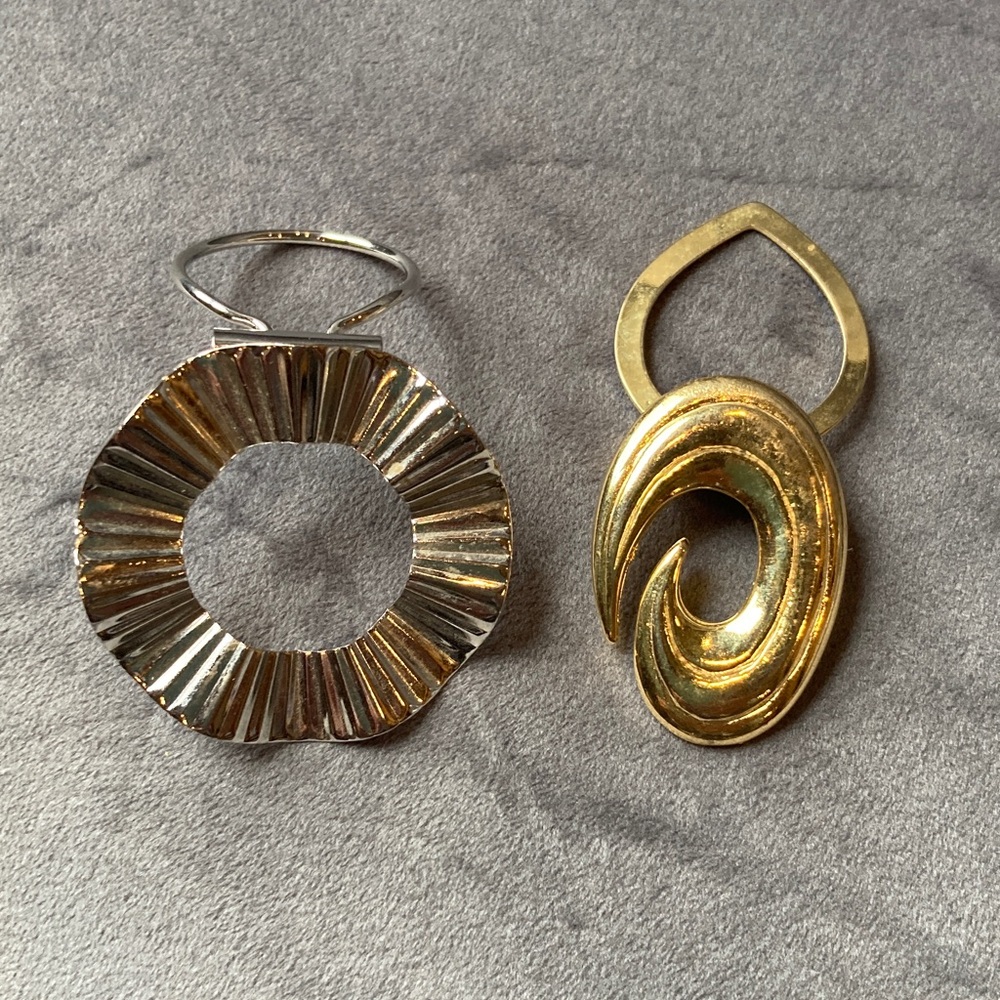 Gold and Silver finished Artistic scarf clips.
